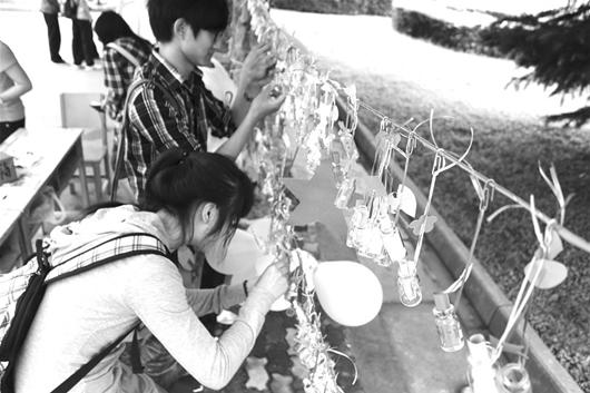 楚天金报讯 图为：大学生正在寻找合眼缘的漂流瓶 （通讯员周德忠摄）