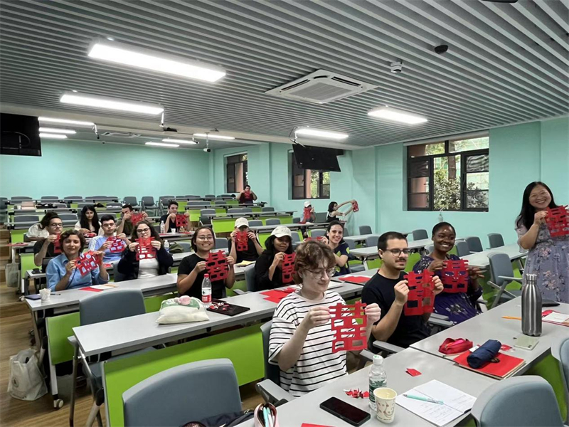 在中国和巴西共迎两国建交50周年之际，巴西圣保罗州立大学孔子学院今年7月成功组织多批、近40名巴西青少年来华进行短期访问交流，图为访问团成员参加文化体验活动。 巴西圣保罗州立大学孔子学院供图