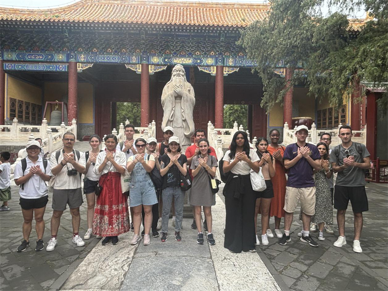 在中国和巴西共迎两国建交50周年之际，巴西圣保罗州立大学孔子学院今年7月成功组织多批、近40名巴西青少年来华进行短期访问交流，图为访问团成员参加文化体验活动。 巴西圣保罗州立大学孔子学院供图