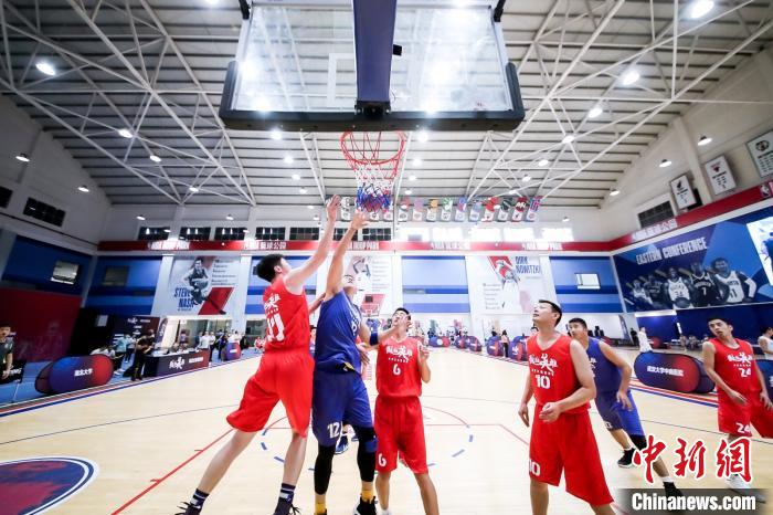 来自抗疫一线的医院、消防、高校、媒体代表队参与篮球比赛 湖北省对外友好协会供图 摄