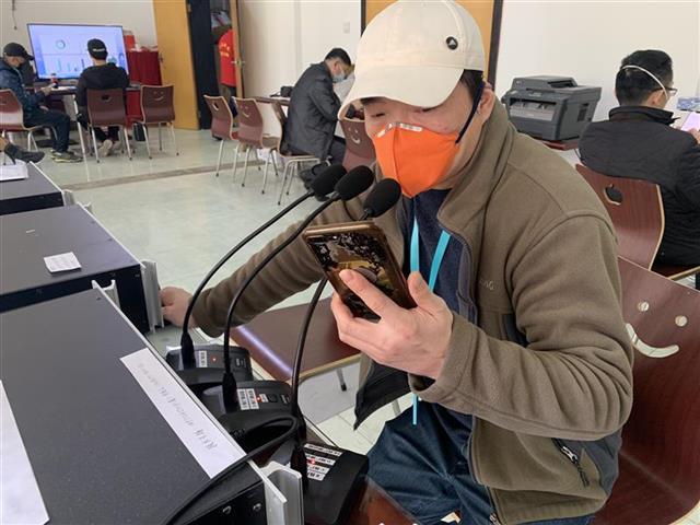 武汉最大的“康复驿站”用武汉话来播音,让康复者边吃边笑……