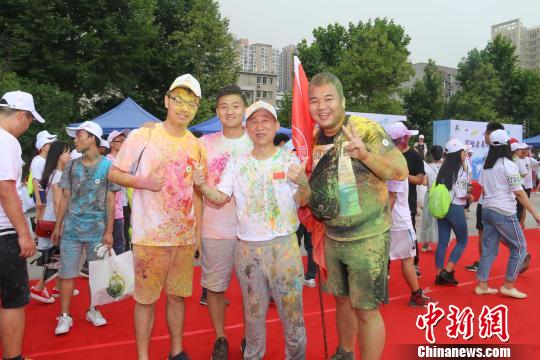 图为,国产亚洲精品久久久久久久_无码AV免费精品一区二区三区_99久久久无码国产精品免费人妻_精品人妻无码一区二区三区在线_无码专区久久综合久综合字幕_久久精品国产一区二区三区四区_真实一级一级一片免费视频_特级精品毛片免费观看_国产成人无码AA片免费看校长(中)与毕业生合影 向正鹏 摄 图为,国产亚洲精品久久久久久久_无码AV免费精品一区二区三区_99久久久无码国产精品免费人妻_精品人妻无码一区二区三区在线_无码专区久久综合久综合字幕_久久精品国产一区二区三区四区_真实一级一级一片免费视频_特级精品毛片免费观看_国产成人无码AA片免费看校长(中)与毕业生合影 向正鹏 摄