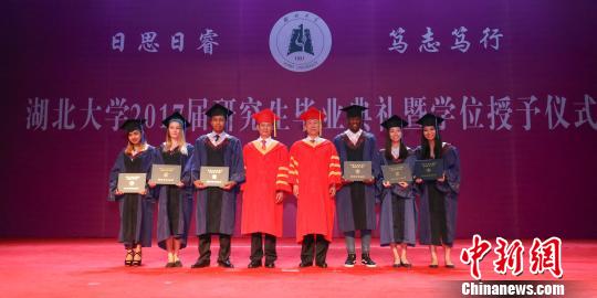 图为,学校领导与部分毕业生合影 向正鹏 摄 图为,学校领导与部分毕业生合影 向正鹏 摄